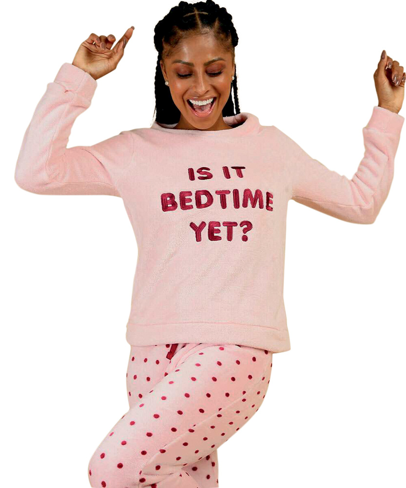 Modelo negra usa pijama de frio rosa com estampa po&aacute;