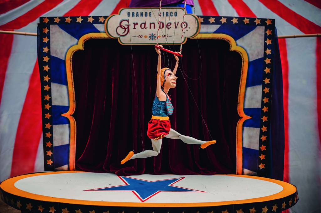Teatro de marionetes monta picadeiro com artistas circenses idosos