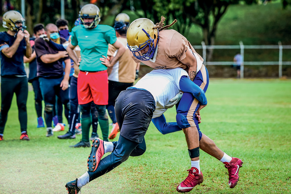tatuapé monsters Imagem mostra dois jogadores de futebol americano disputando uma bola.