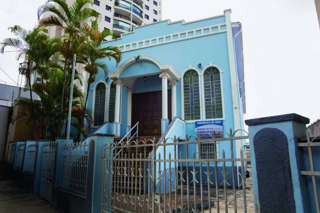 Vila Zelina – Assembleia de Deus Imagem mostra casa com paredes azuis e detalhes brancos.