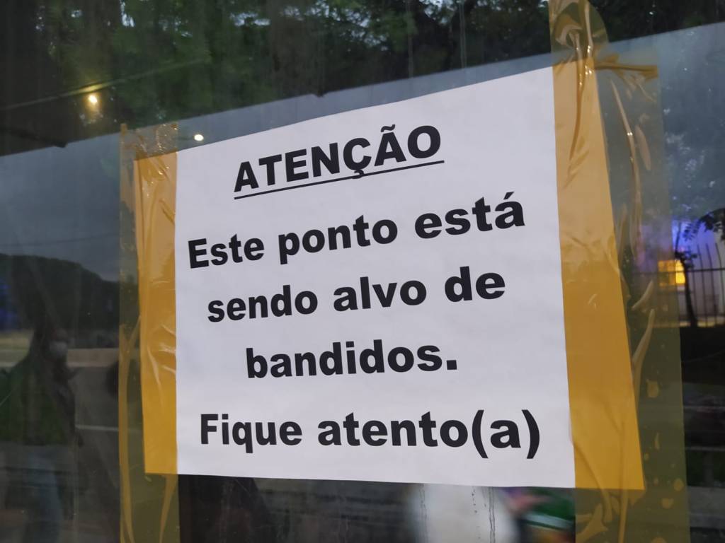 “Este ponto está sendo alvo de bandidos”, alerta cartaz em frente ao HC