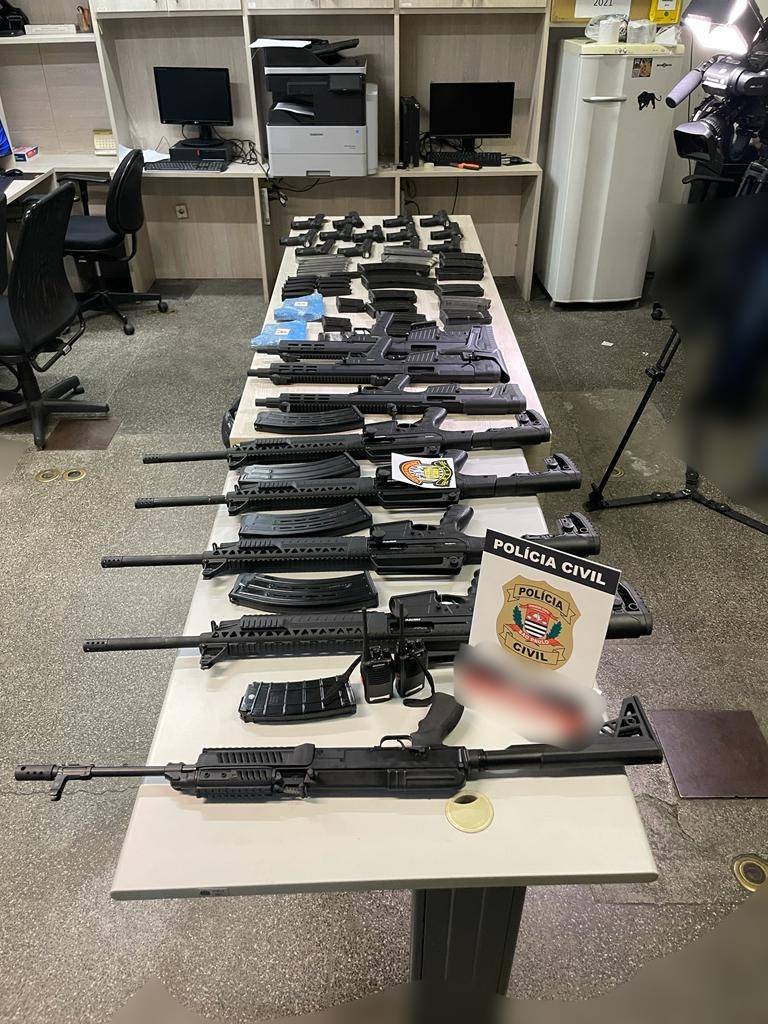 Polícia encontra dezenas de fuzis e pistolas em casa de SP