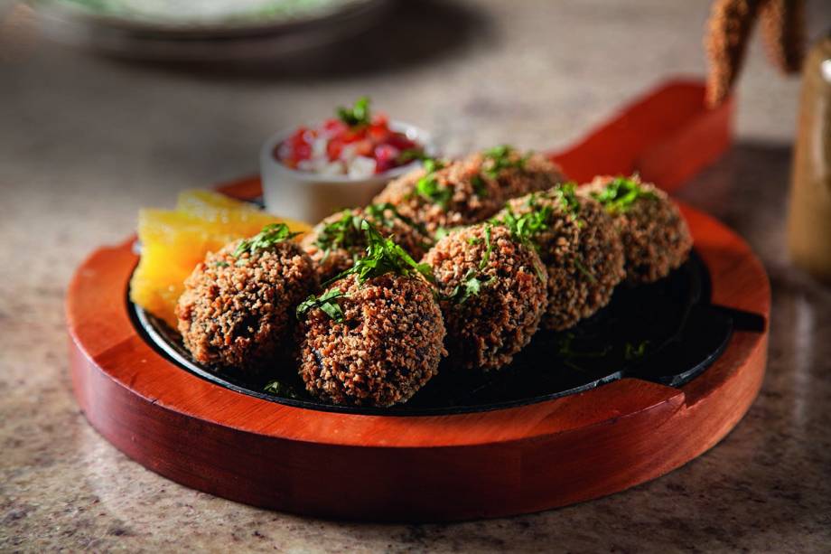 Bolinho de feijoada: acompanha vinagrete e fatias de laranja