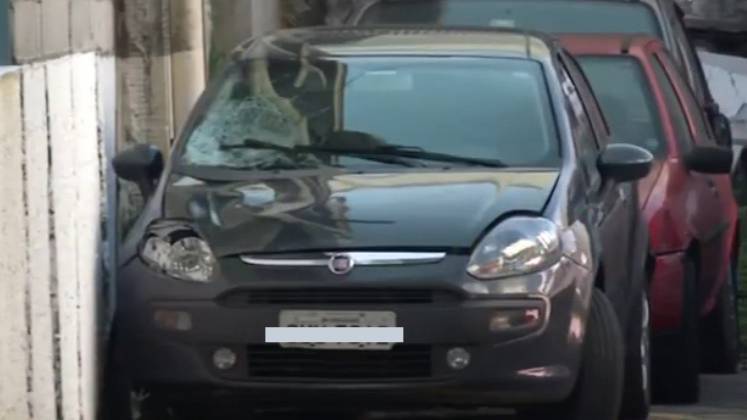 Imagem mostra carro parado em rua, com farol quebrado e capô amassado