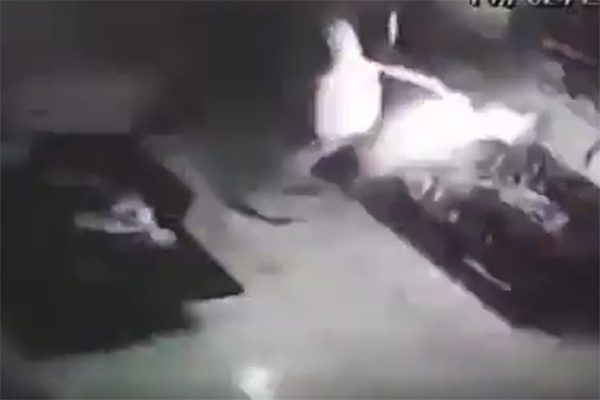 Imagem mostra momento que cigarro eletrônico explode, na mão de homem