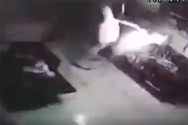 Homem tenta tragar fumaça de cigarro eletrônico e dispositivo explode