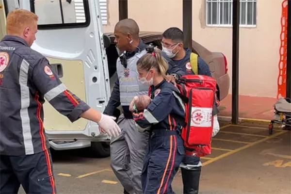 Mulher ameaça jogar filho de 1 mês pela janela e esfaqueia o marido