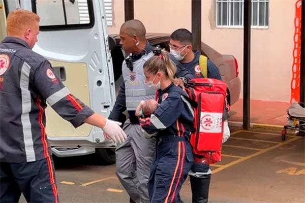 Mulher ameaça jogar filho de 1 mês pela janela e esfaqueia o marido