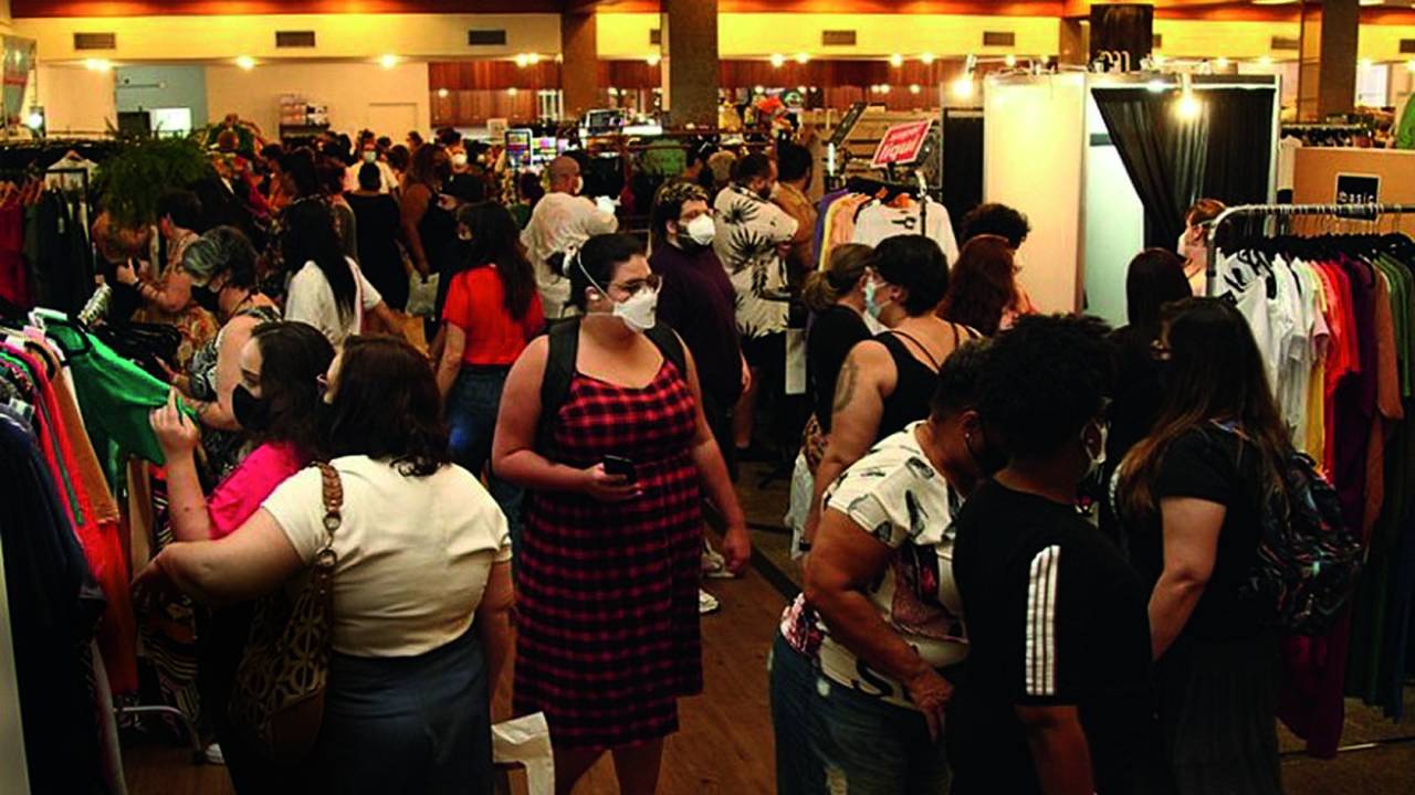 Pessoas compram em uma feira de brechó plus size