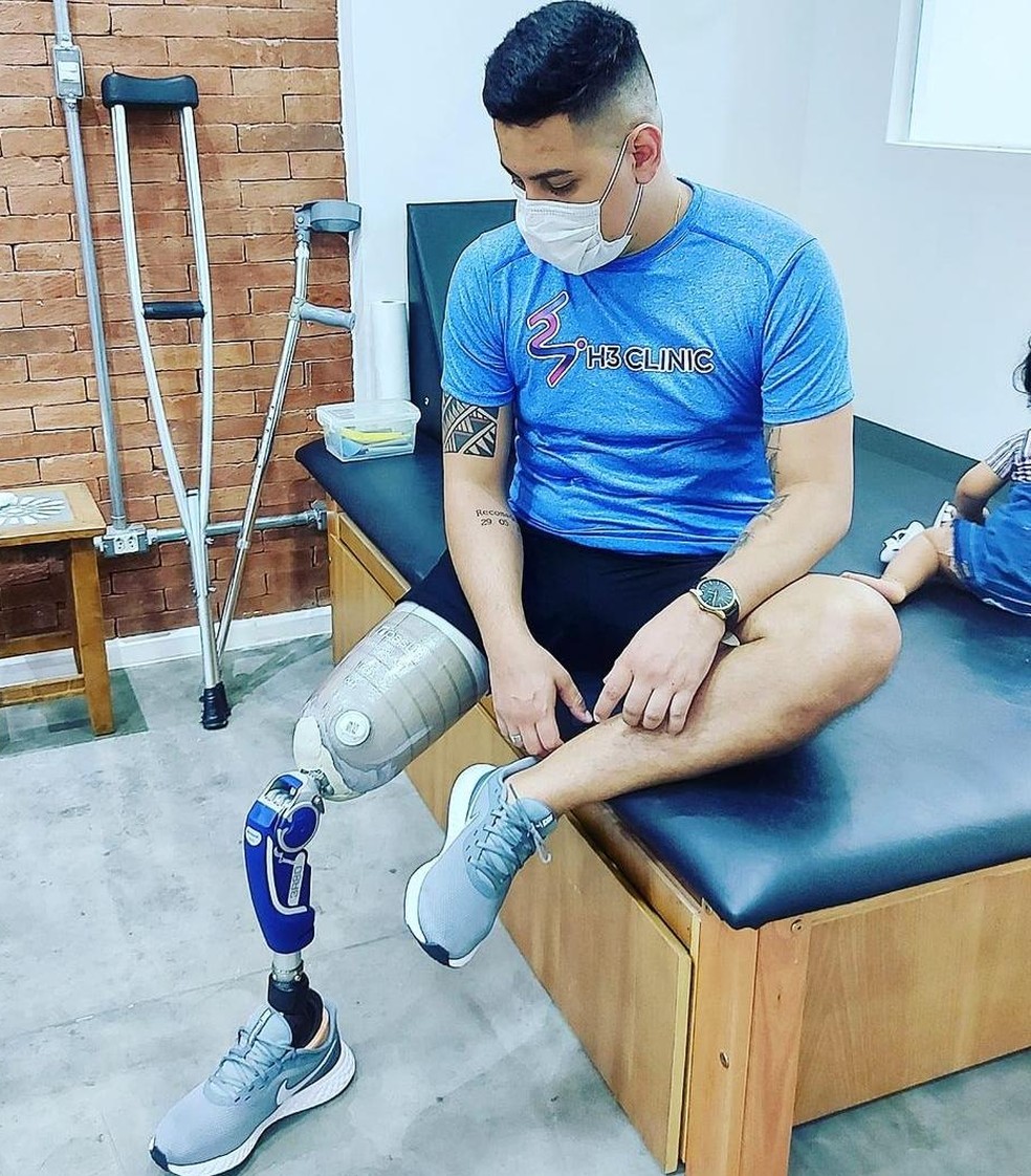 Jovem tem perna amputada após pegar bactéria em hospital no litoral de SP