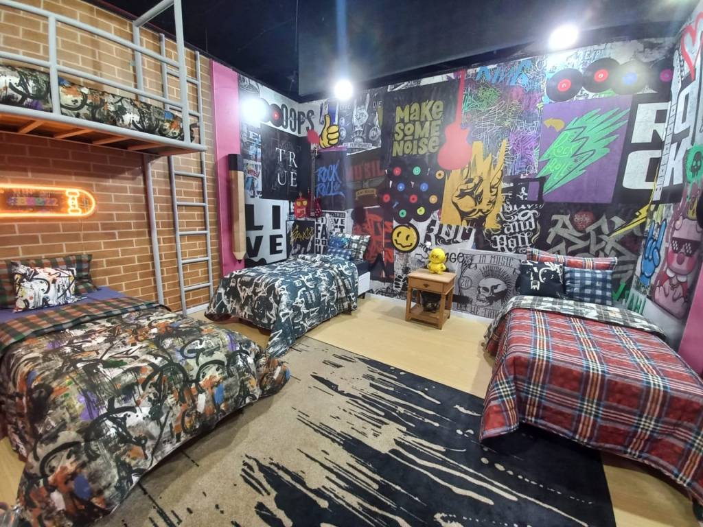 grunge Quarto colorido no estilo grunge, com três camas e uma beliche de mentira