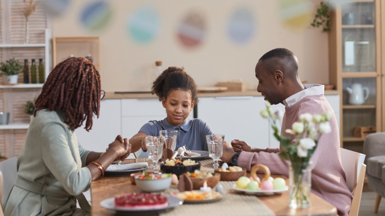 Família realizando almoço de Páscoa