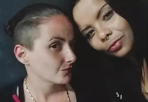 Imagem mostra selfie de Isabela e Jaqueline, em que as duas fazem biquinho com a boca