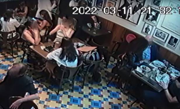 Homem ofende e ameaça cliente com garrafa no bistrô Le Jazz