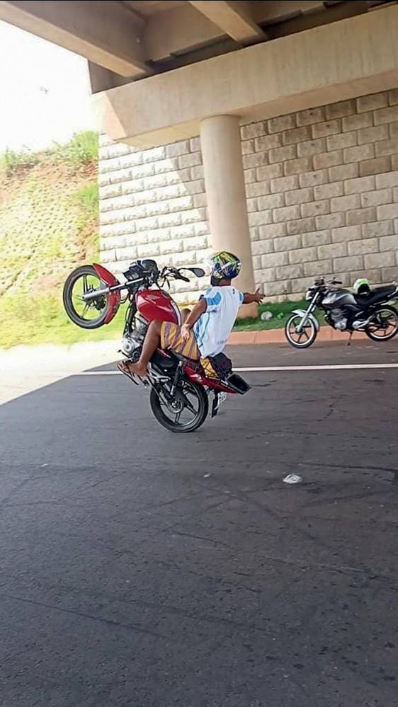 moto.jpg Um motoqueiro empina em cima de uma moto vermelha em um trecho do rodoanel