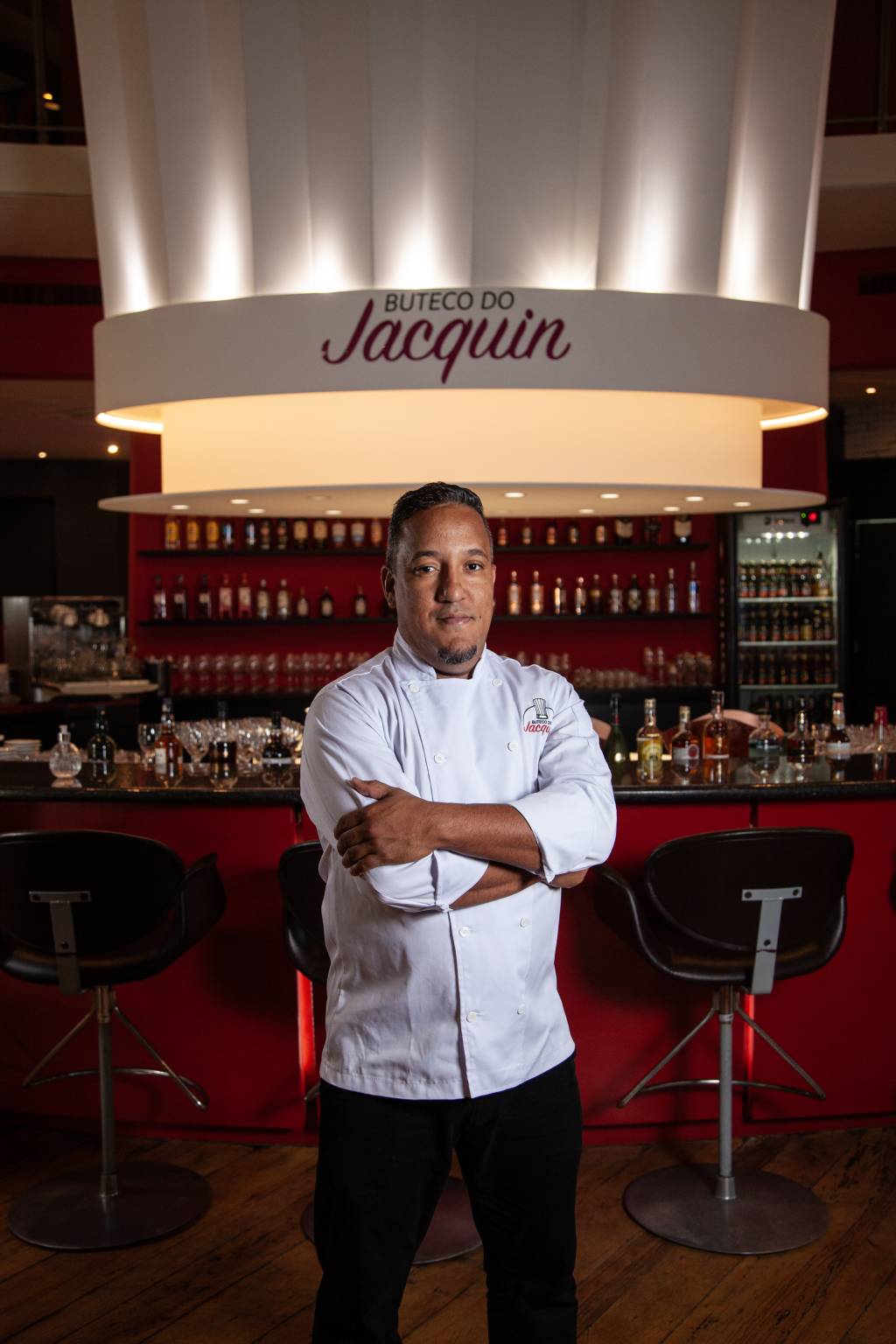 Buteco do Jacquin Chef posa no ambiente do Buteco do Jacquin