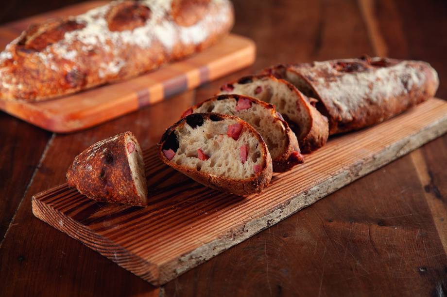 Pão de calabresa: com pedaços da linguiça ao alecrim e manjericão