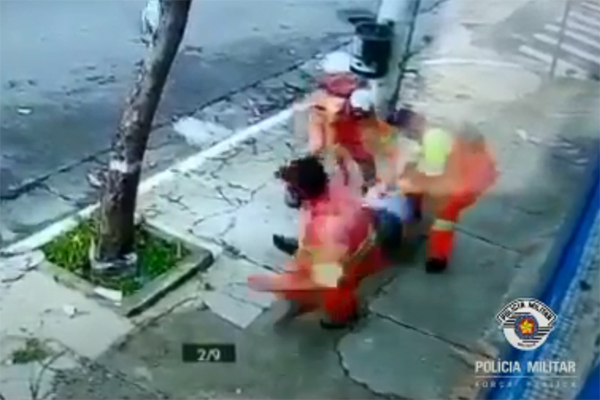 Vídeo: homens roubam celular no centro com roupas de garis