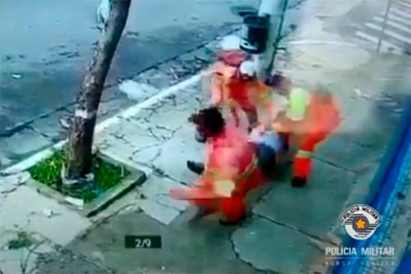 Vídeo: homens roubam celular no centro com roupas de garis