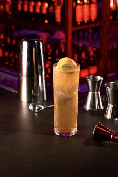 Thirsty afternoon: gim, vermute seco, tônica, bitter e azeitona verde Thirsty afternoon: gim, vermute seco, tônica, bitter e azeitona verde