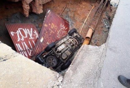 Cratera se abre em avenida da Zona Oeste