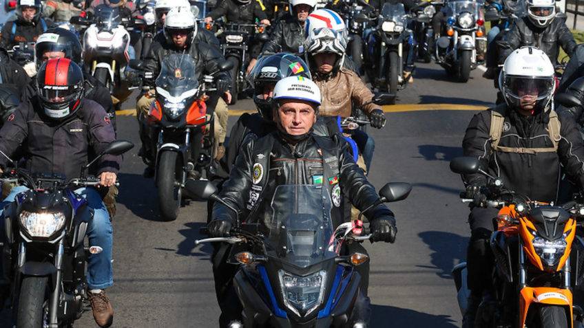 Presidente Bolsonaro participa de motociata em São Paulo