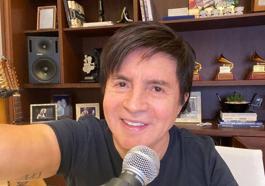 Xororó tira selfie com um microfone