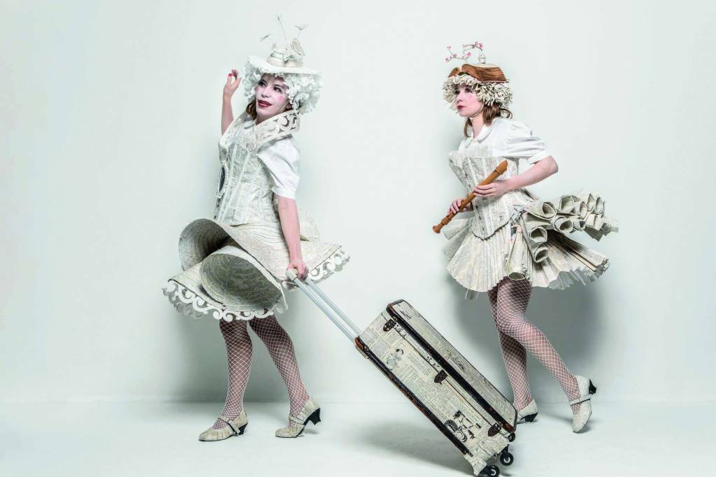 Dupla que parece ter saído de dentro de um livro conta histórias em parques da capital