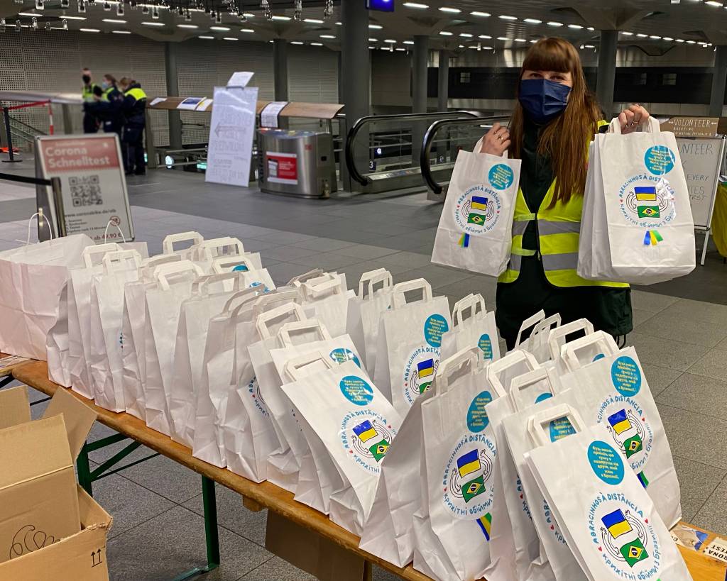 Abraços na guerra: jovens paulistanos enviam cartas de carinho às crianças da Ucrânia