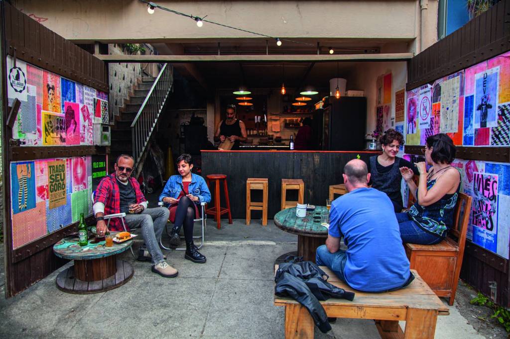 Del Jaguar, montado em garagem, serve carnes defumadas em clima caseiro