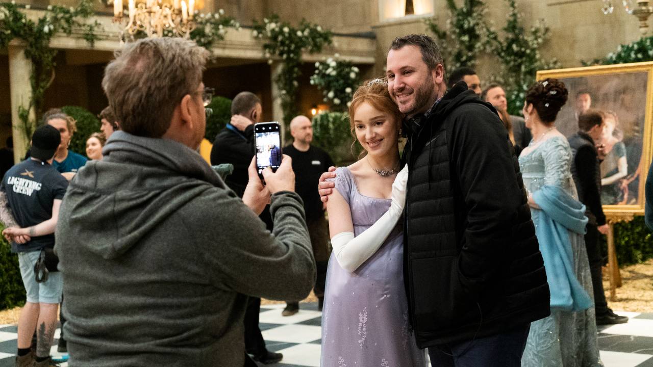 Bridgerton: criador Chris Van Dusen e atriz Phoebe Dynevor
