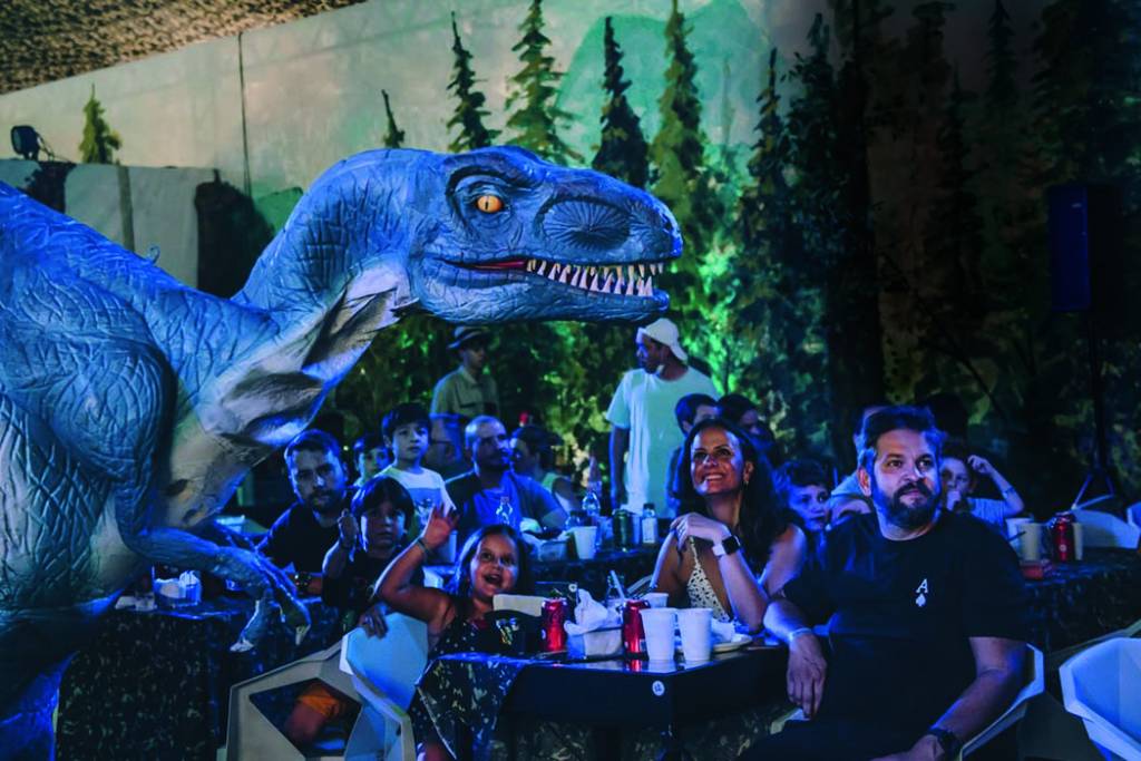 Ferozes e famintos: famoso show de dinossauros agora tem lanchonete