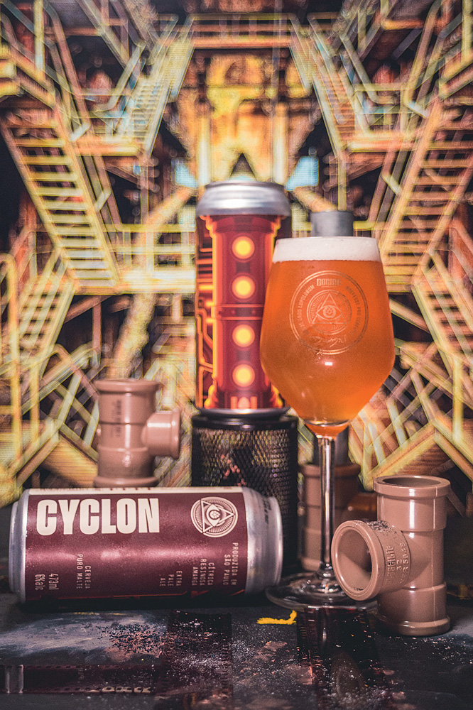 Dogma Lata e taça com cerveja