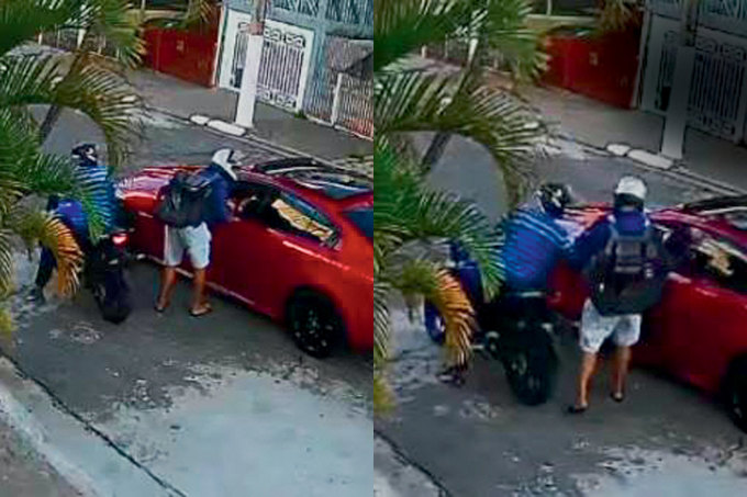 roubo jaguar Duas imagens. À esquerda, dois homens abordam um carro vermelho. À direita, os mesmos homens, vestindo capacetes de moto, abordando o vidro de motorista do carro