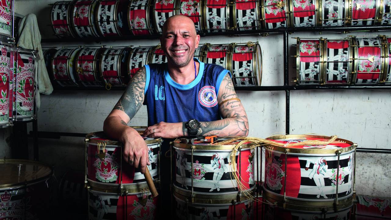 Eduardo Rocha realizando manutenção de instrumentos de percussão no barracão da Mocidade Unida da Mooca