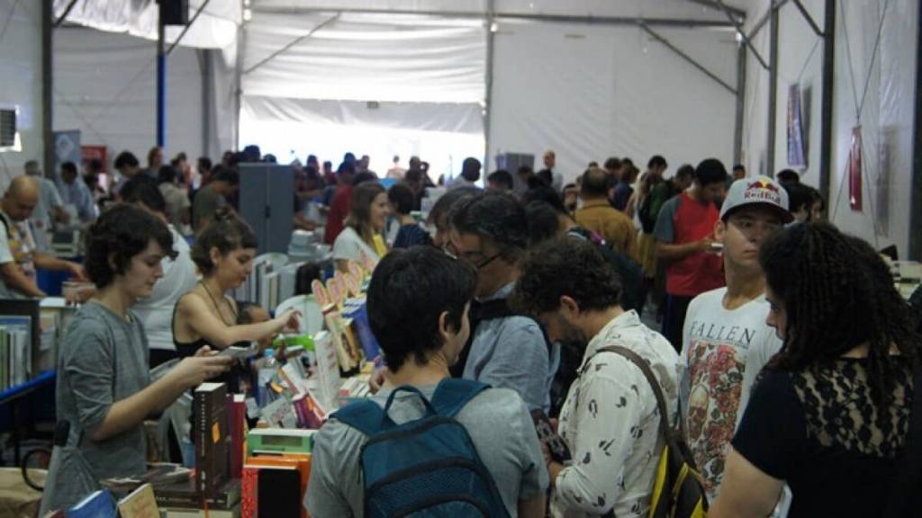 Feira do Livro da Unesp retorna ao formato presencial com 50% de desconto