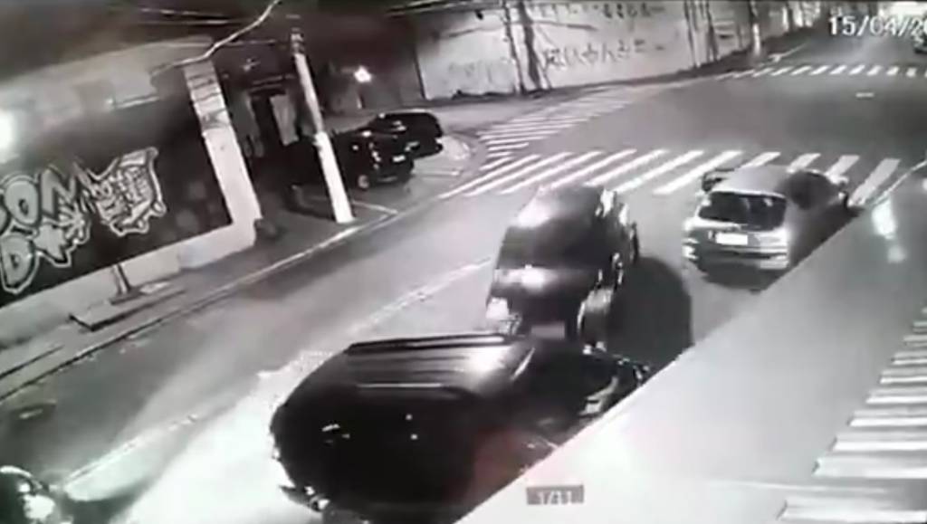 Homem joga carro e agride ex-mulher com barra de ferro após ser denunciado