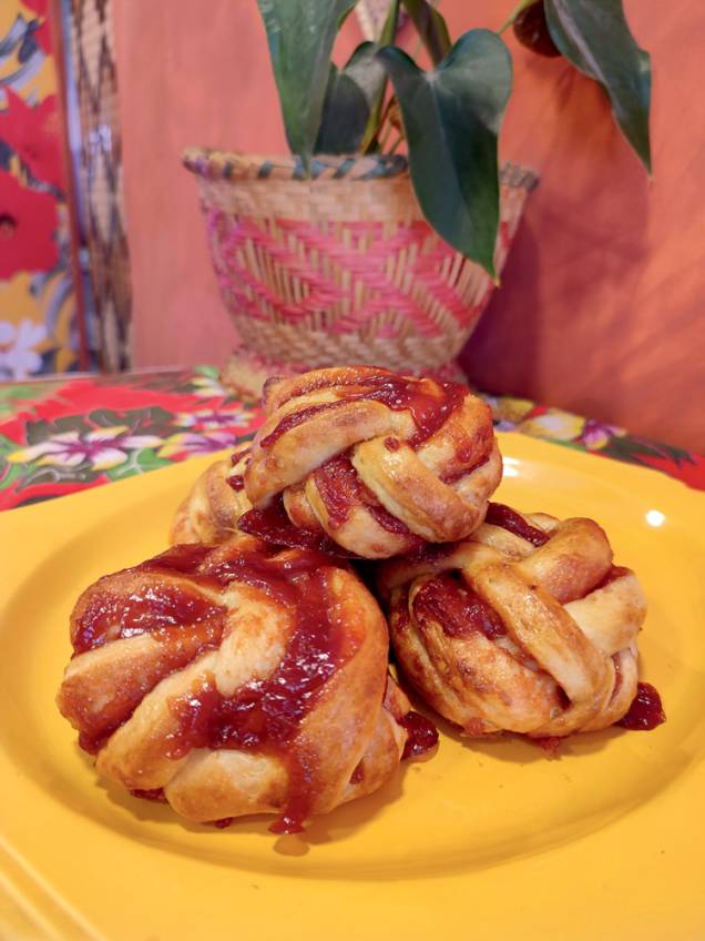 Brioche entrelaçado: recheio de goiabada cascão Brioche entrelaçado: recheio de goiabada cascão