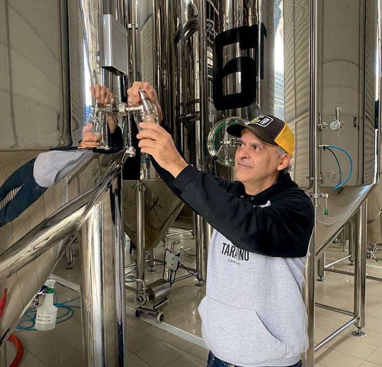Gilberto Tarantino tira cerveja de tanque