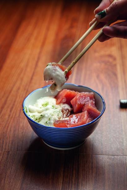 Maguro yamakake: cubos de atum marinados junto de cará ralado