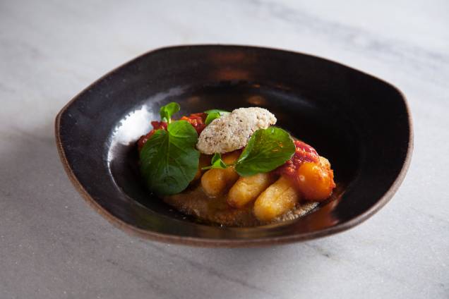 Pasta alla norma vegana: nhoque de mandioca sobre creme de berinjela defumada, molho de tomate e uma “ricota” de castanha-do-pará triturada Pasta alla norma vegana: nhoque de mandioca sobre creme de berinjela defumada, molho de tomate e uma “ricota” de castanha-do-pará triturada