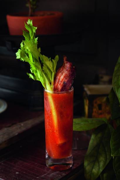 Smoked mary: cachaça, tomate defumado, uma fatia de bacon e salsão