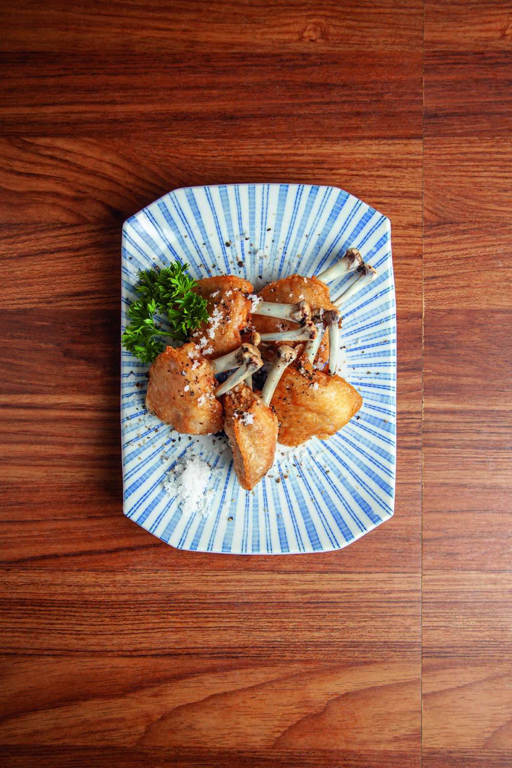 Izakaya Matsu Porção de asinhas de frango sobre cerâmica de cor azul