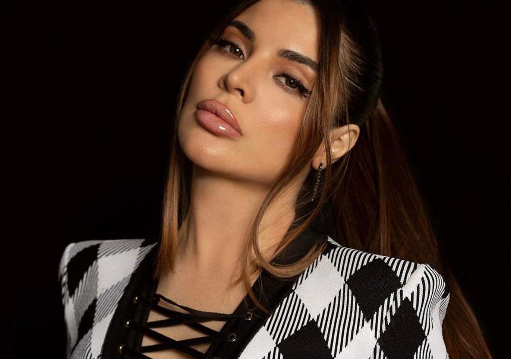 Gessica Kayane, a Gkay, posa com blazer quadriculado nas cores preto e branco.