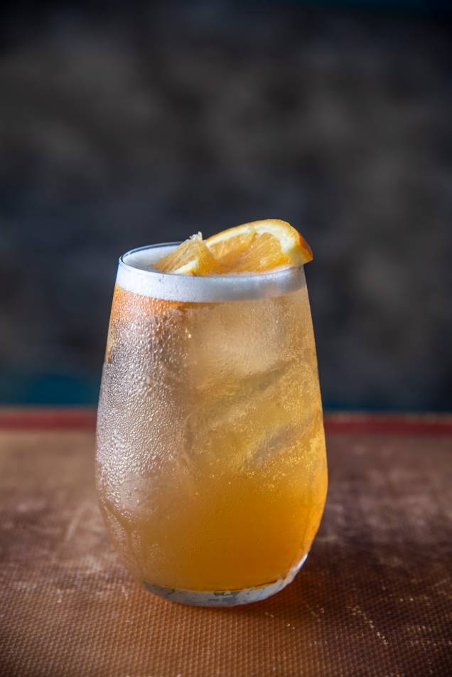 Mo li hua: gim e cordial cítrico de chá de jasmim Mo li hua: gim e cordial cítrico de chá de jasmim