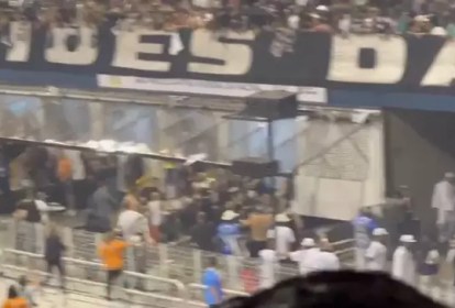 Imagem tremida da briga entre pessoas da torcida organizada e do camaroto no Sambódromo do Anhembi