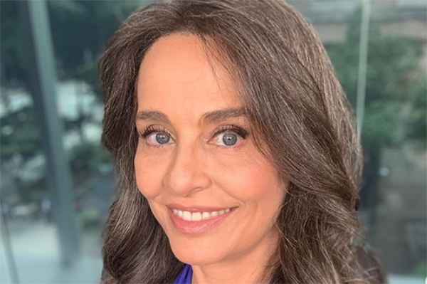 Imagem mostra selfie de Carla sorrindo em estúdio de telejornal