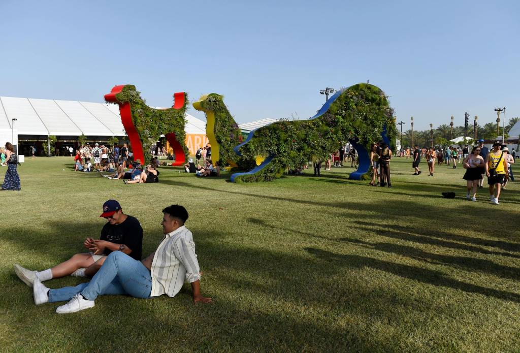 coachella-2022-2 Cachorros Florais, por Oana Stănescu. Coachella 2022