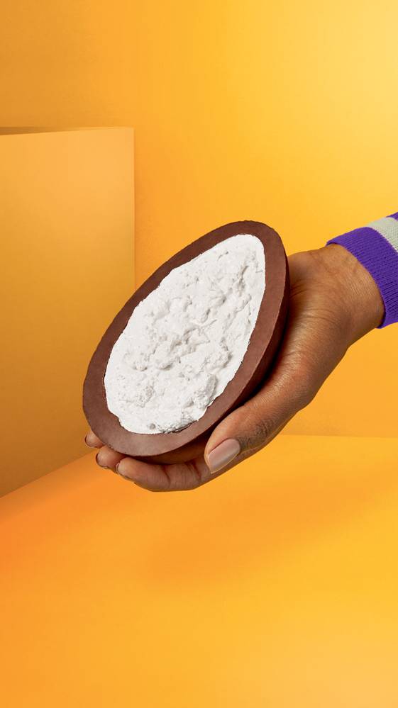 Kopenhagen Ovo de Páscoa recheado por marshmallow sobre fundo de cor amarela