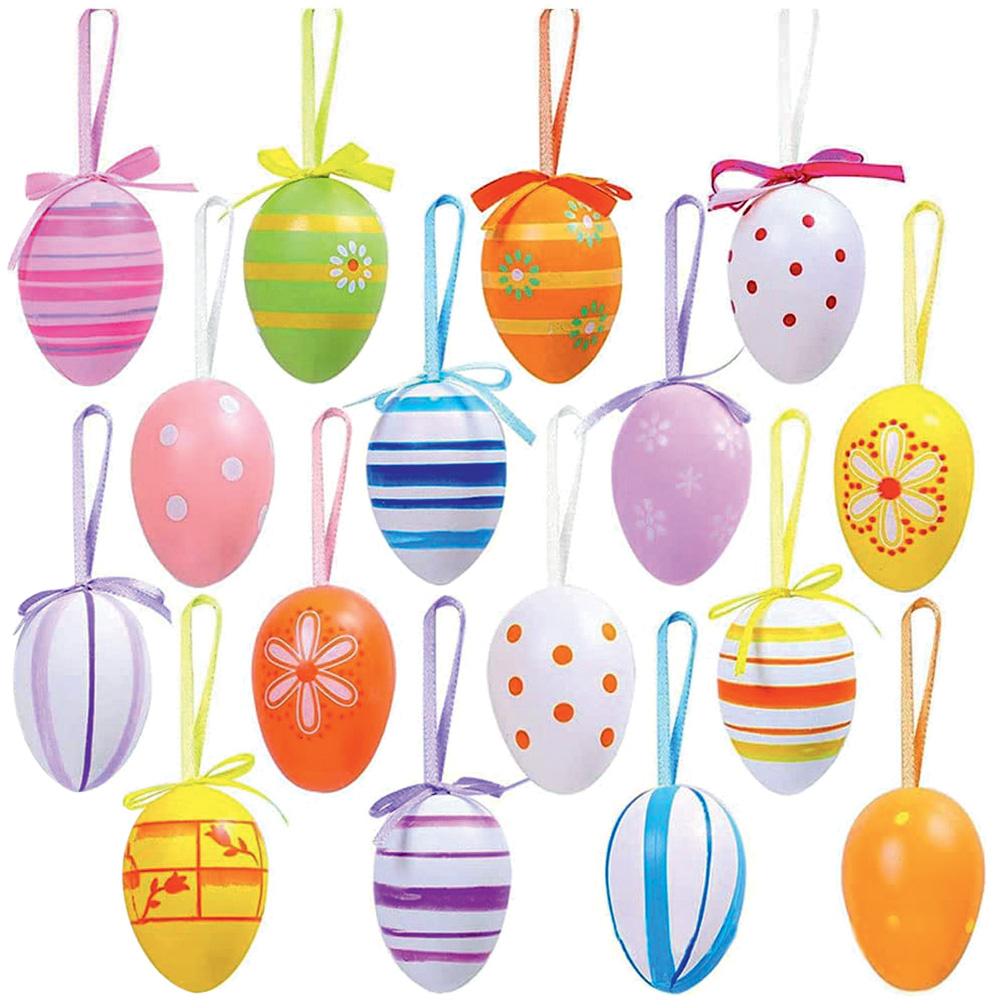 Pequenos ovos coloridos e estampados com cordas em cima para pendurar